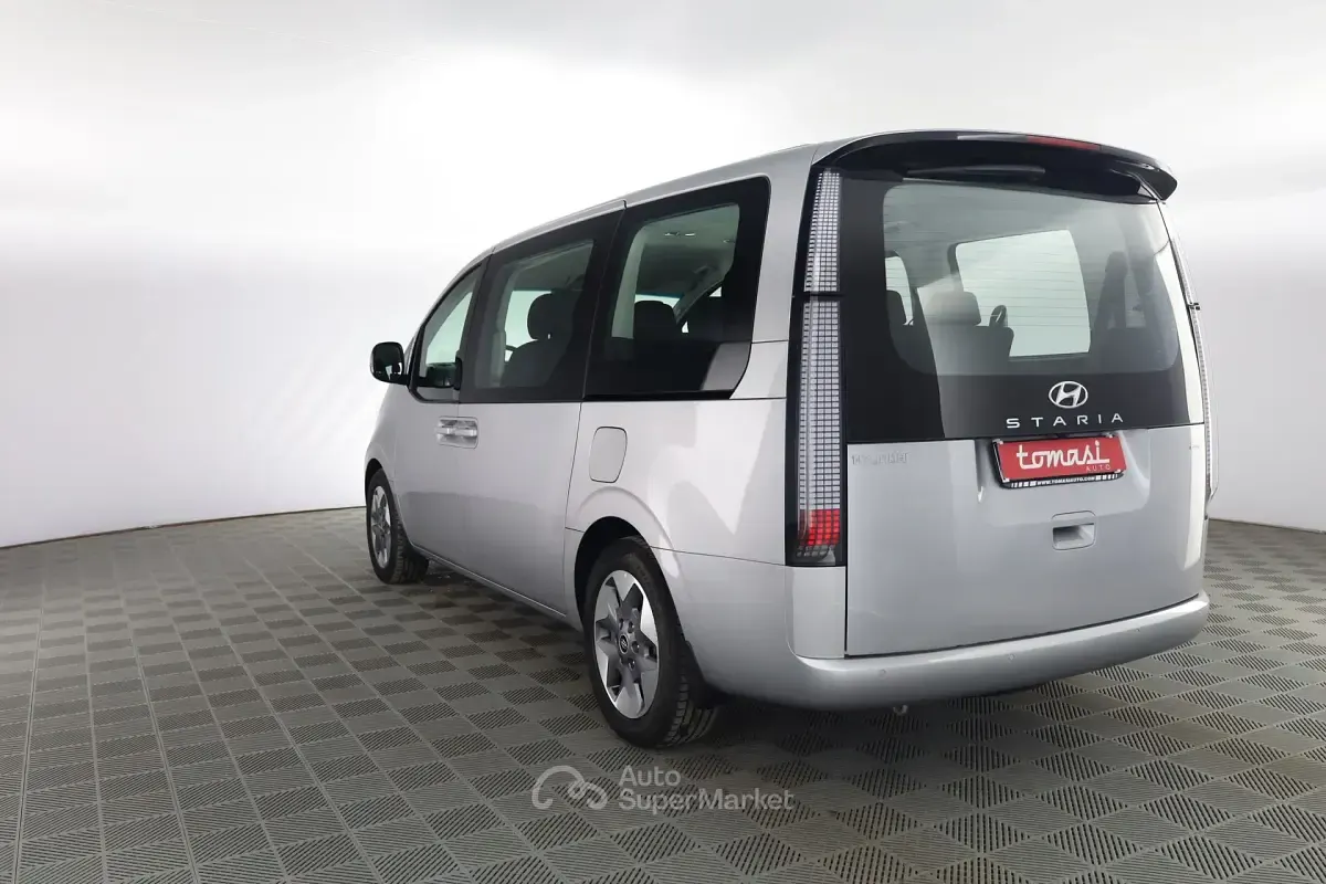 Usata Hyundai Staria 177 CV (130 kW) 2023 Argento Monovolume