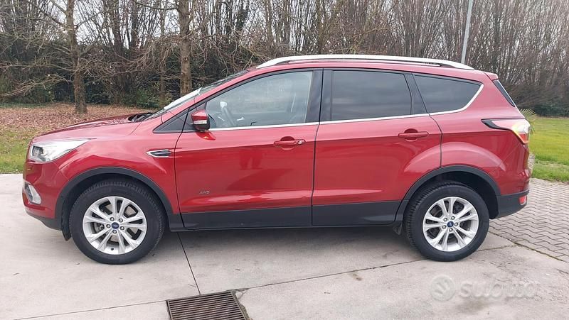 Usata Ford Kuga 150 CV (110 kW) 2017 Rosso SUV