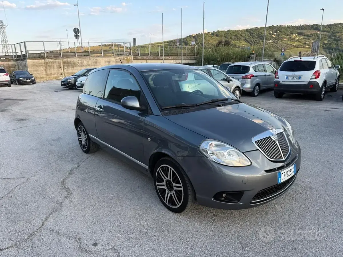Usata Lancia Ypsilon 75 CV (55 kW) 2010 Grigio Utilitaria