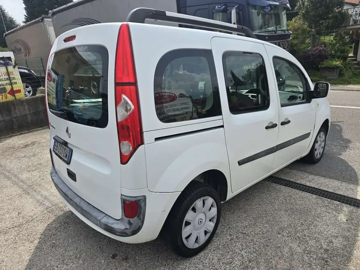 Usado Renault Kangoo 105 CV (77 kW) 2010 Blanco Monovolumen