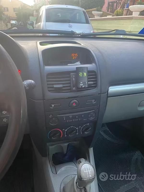 Käytetty Renault Clio II Privilege 82 HP (60 kW) 2003 Musta Sedan