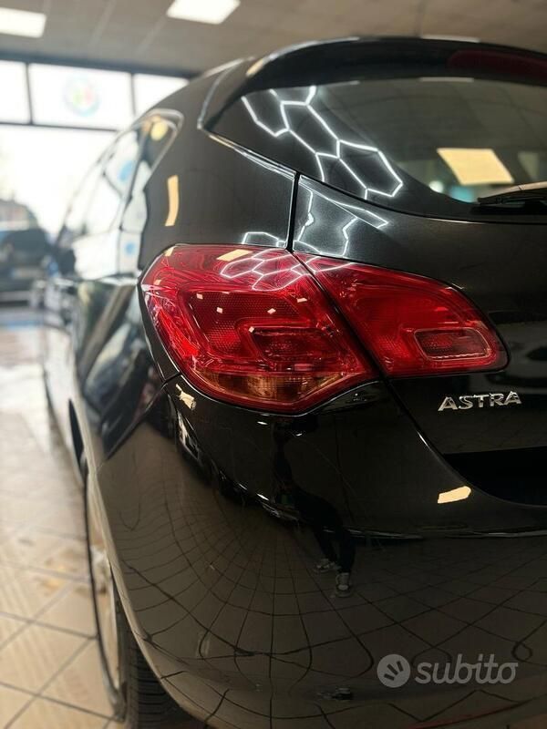 Usata Opel Astra Cosmo 100 CV (73 kW) 2013 Nero Berlina