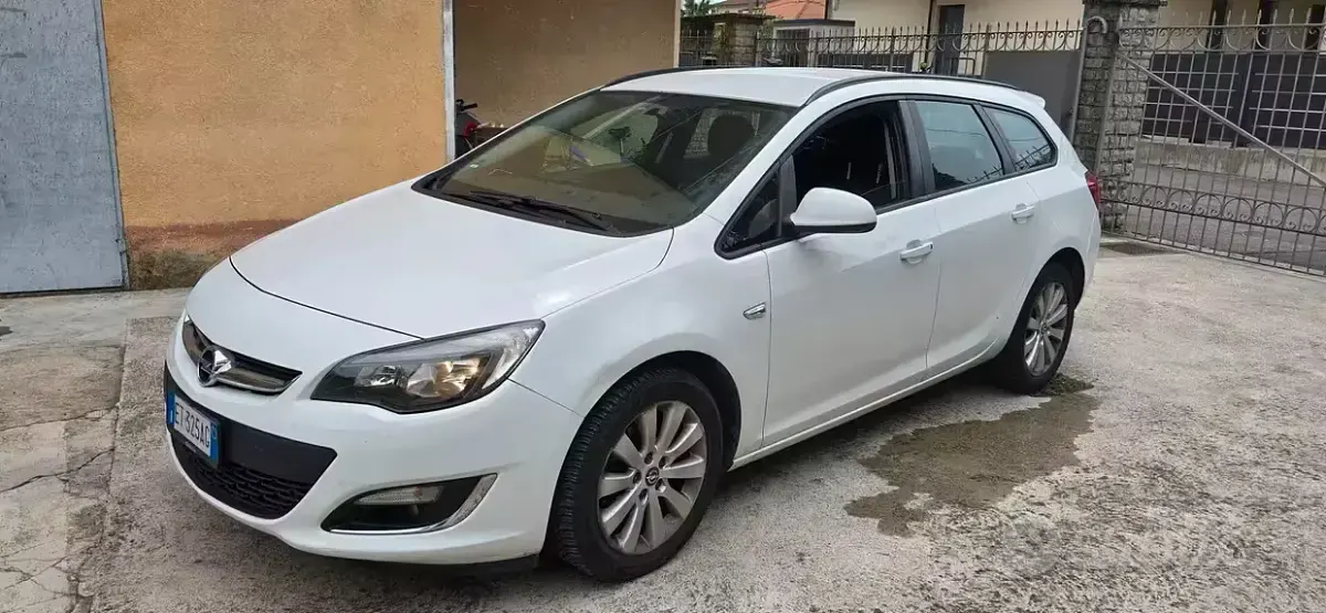 Usata Opel Astra Cosmo 110 CV (80 kW) 2013 Bianco Station wagon