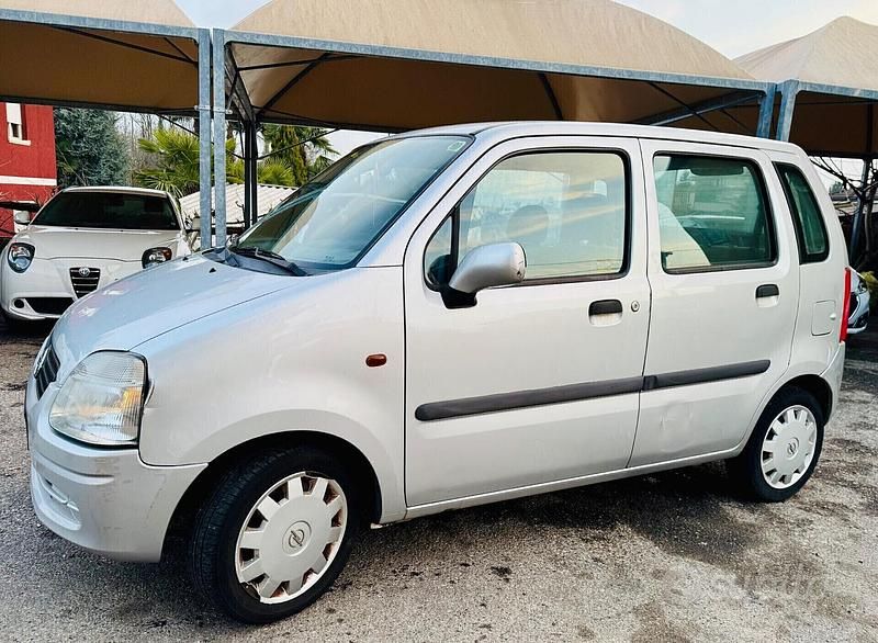 Usata Opel Agila 74 CV (54 kW) 2001 Grigio Monovolume