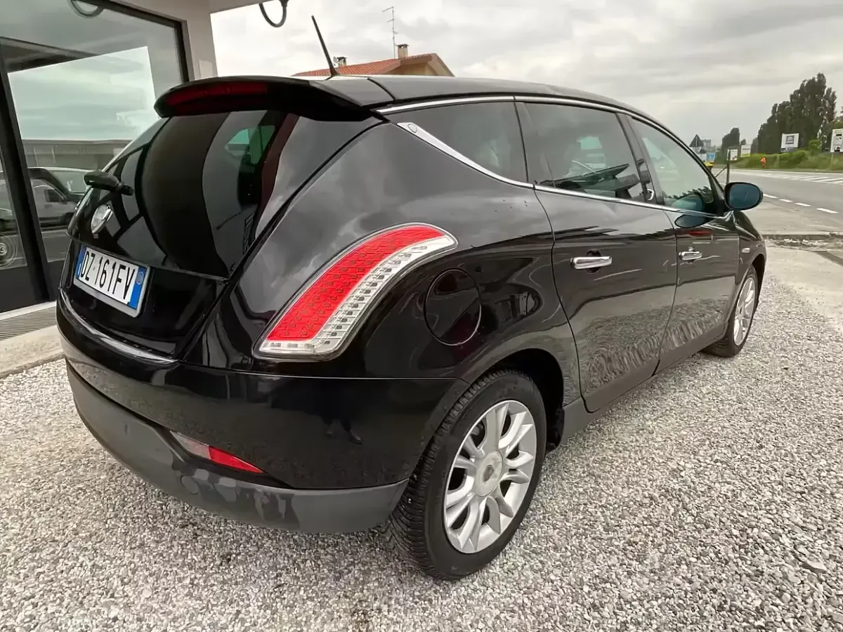 Begagnad Lancia Delta 120 HK (88 kW) 2009 Svart Halvkombi