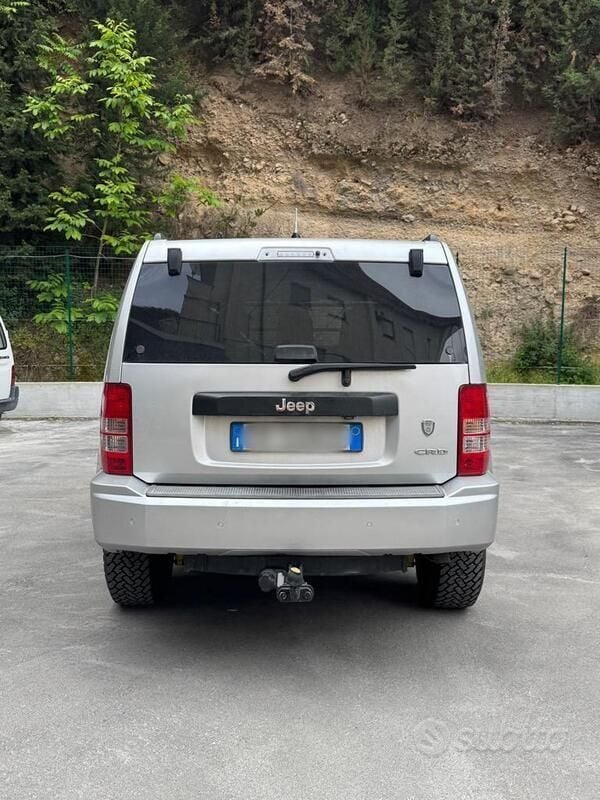 Usata Jeep Cherokee 177 CV (130 kW) 2009 Grigio SUV