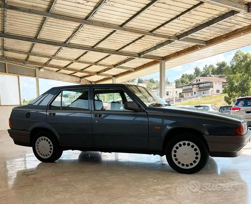 Usata Alfa Romeo 75 120 CV (88 kW) 1987 Blu Berlina