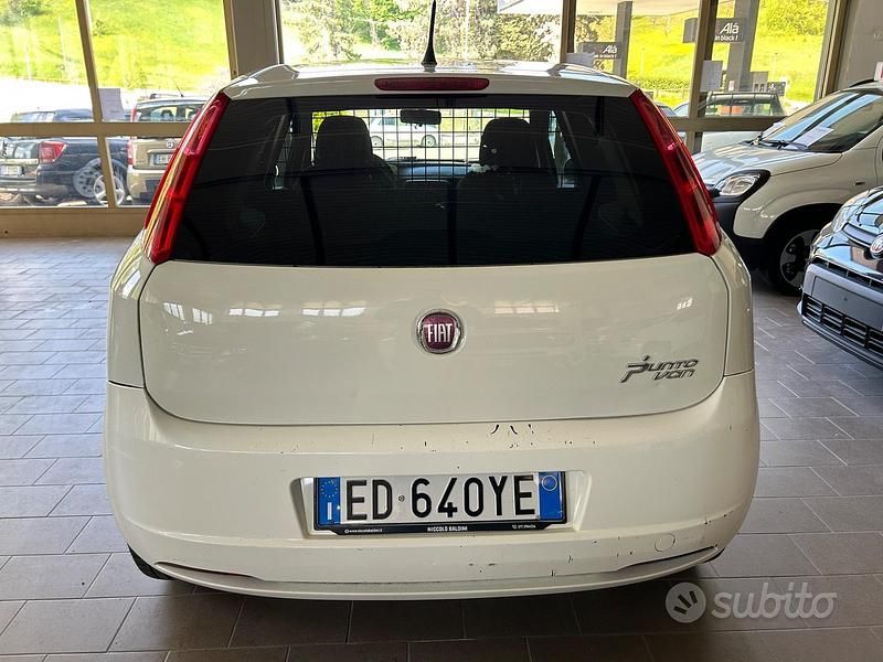 Usata Fiat Grande Punto 75 CV (55 kW) 2010 Bianco Utilitaria