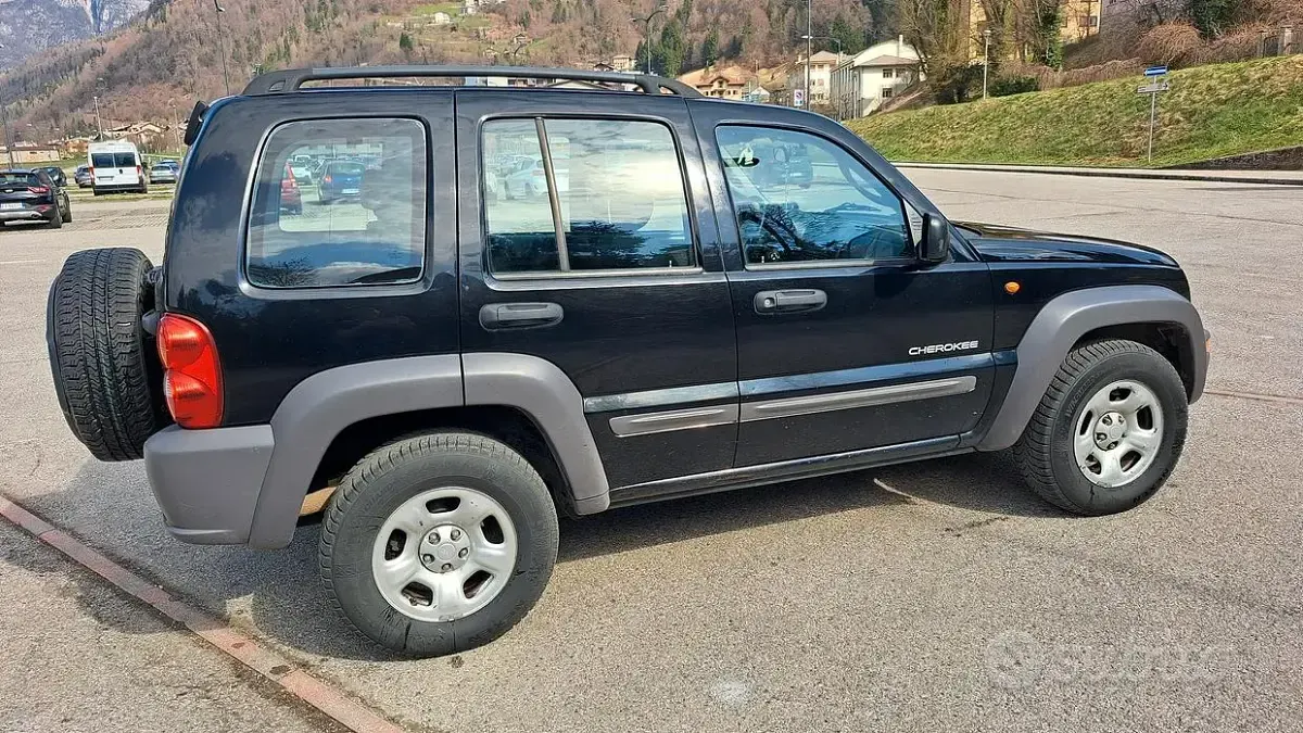 Usata Jeep Cherokee 150 CV (110 kW) 2003 Nero SUV