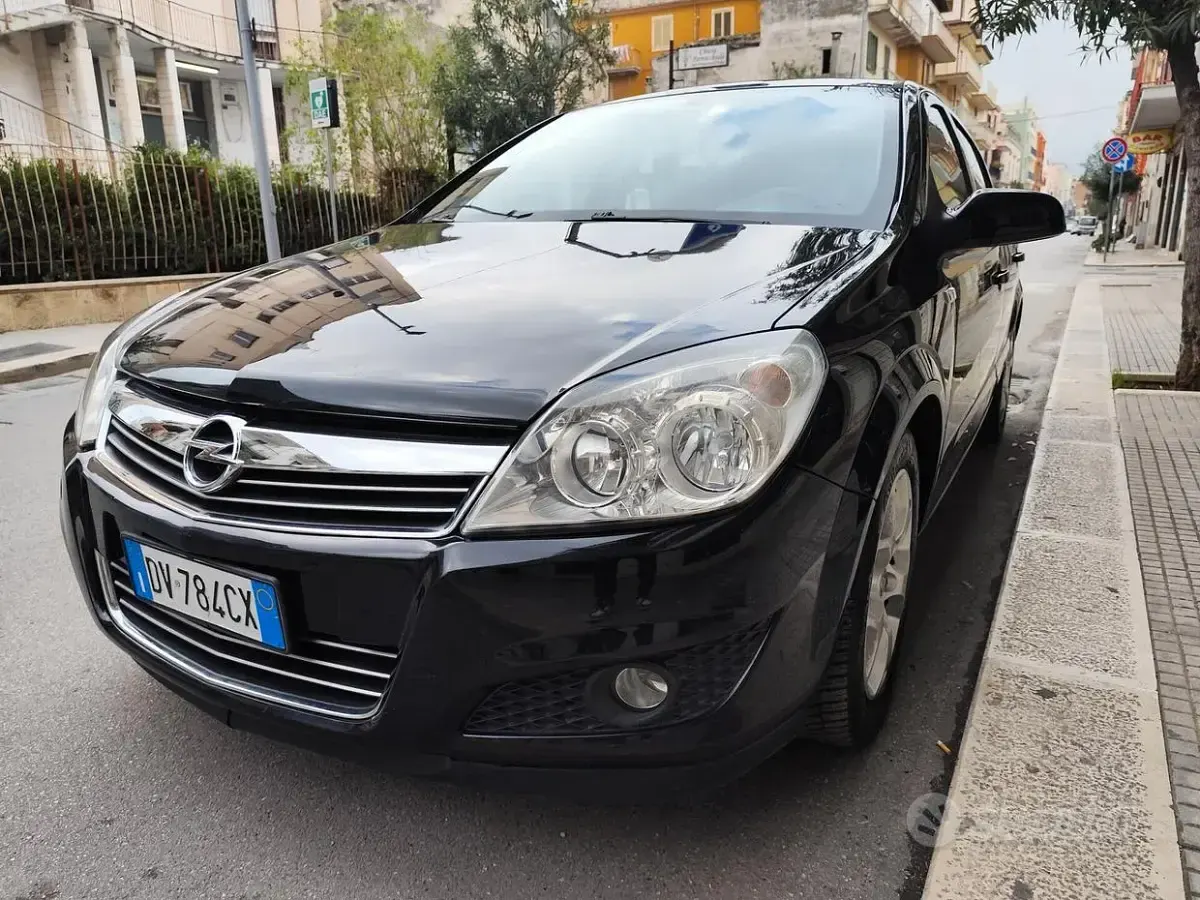 Usata Opel Astra Cosmo 110 CV (80 kW) 2009 Nero Berlina