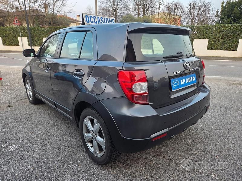 Usata Toyota Urban Cruiser Luxury 90 CV (66 kW) 2010 Grigio Utilitaria