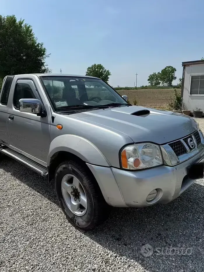 Usata Nissan Navara 133 CV (97 kW) 2003 Grigio Pick-up