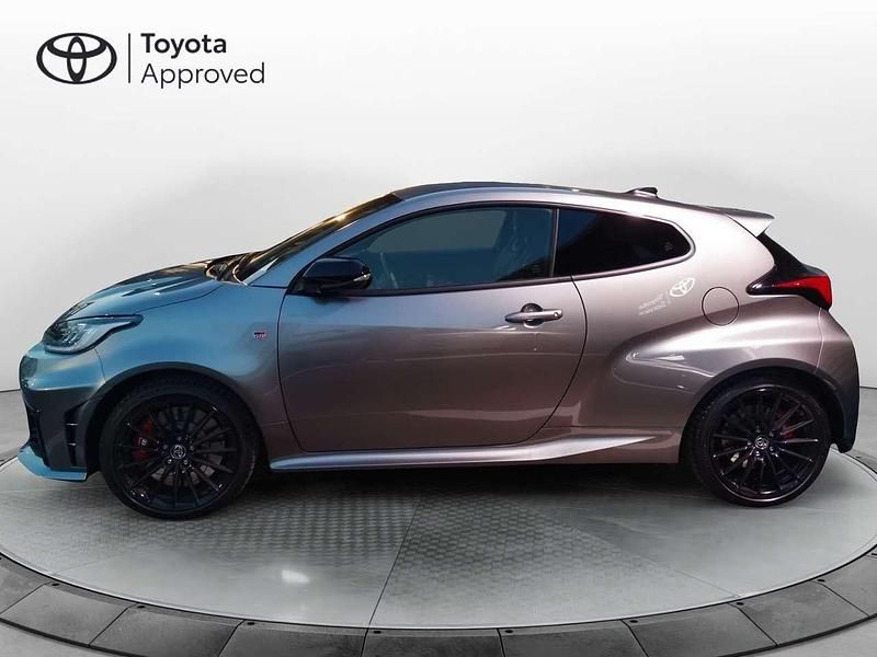 Usata Toyota Yaris 280 CV (205 kW) 2024 Grigio Utilitaria