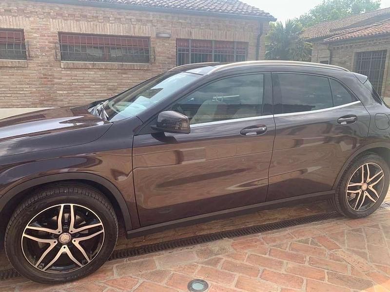 Usata Mercedes GLA200 Business 136 CV (100 kW) 2016 Marrone SUV