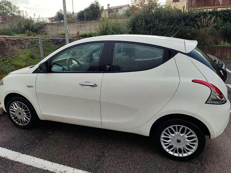 Usata Lancia Ypsilon 69 CV (50 kW) 2018 Bianco Utilitaria