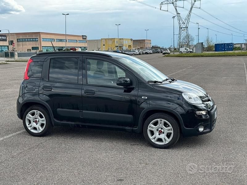 Nero Usata 2023 Fiat Panda Due volumi | 11.700 € (Buon prezzo) - Immagine 1/4