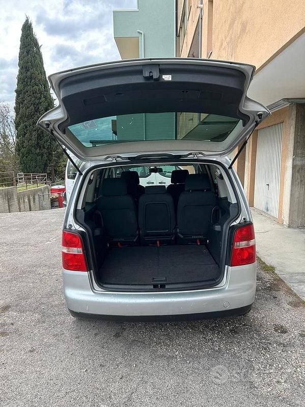 Begagnad VW Touran 105 HK (77 kW) 2005 Grå Minibuss