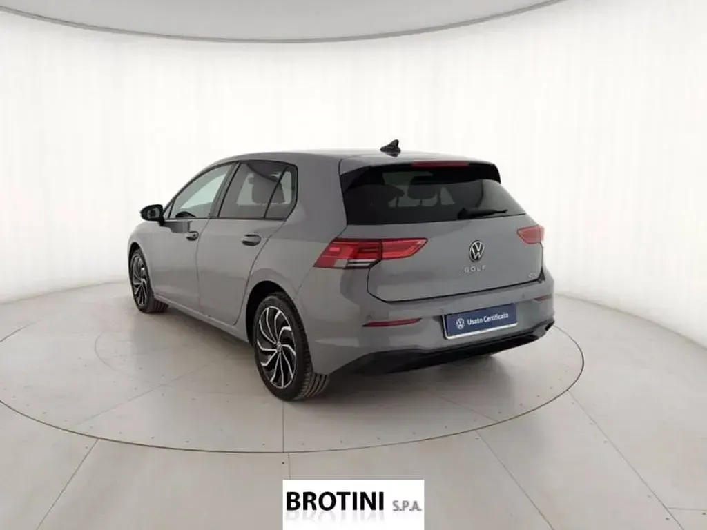 Usata VW Golf VIII Life 110 CV (80 kW) 2023 Grigio metallizzato Berlina