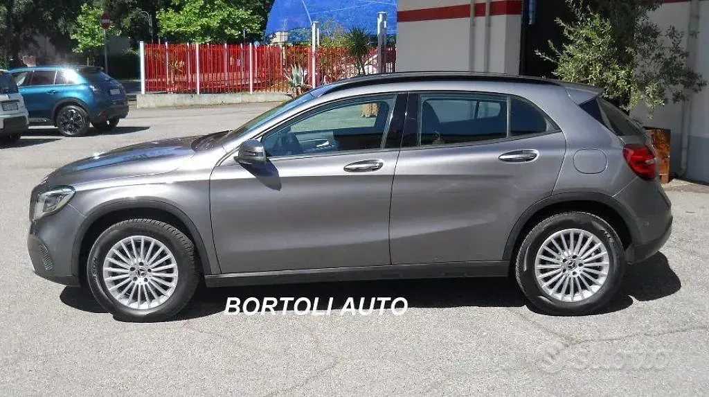 Usata Mercedes GLA200 Business 136 CV (100 kW) 2019 Grigio SUV