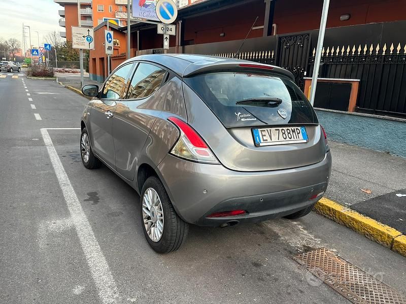 Usata Lancia Ypsilon 80 CV (58 kW) 2014 Grigio Utilitaria