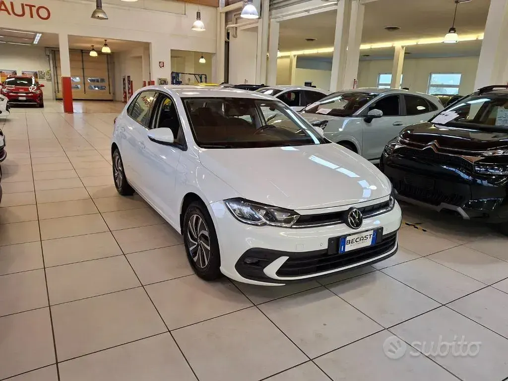 Usata VW Polo Life 95 CV (69 kW) 2023 Bianco Utilitaria
