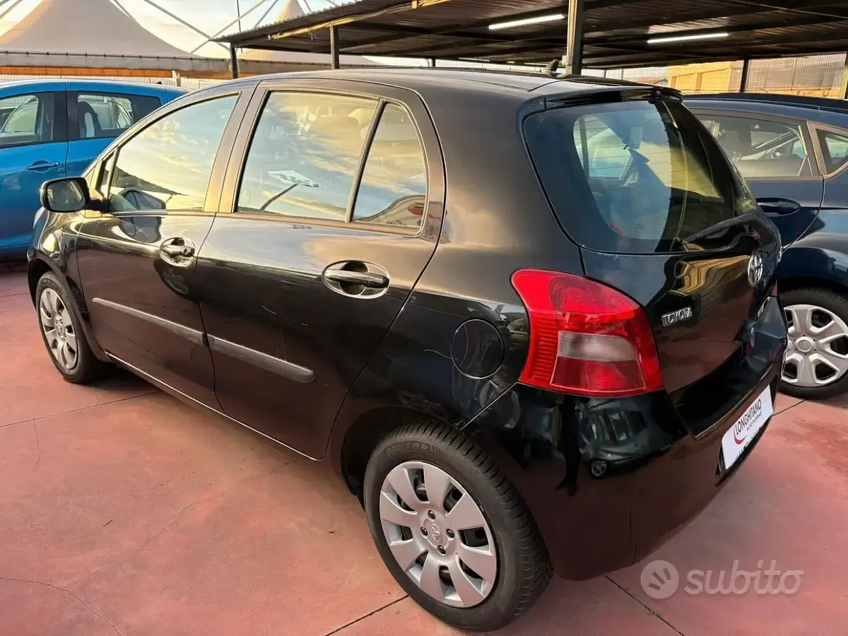 Usata Toyota Yaris 69 CV (50 kW) 2007 Nero Utilitaria