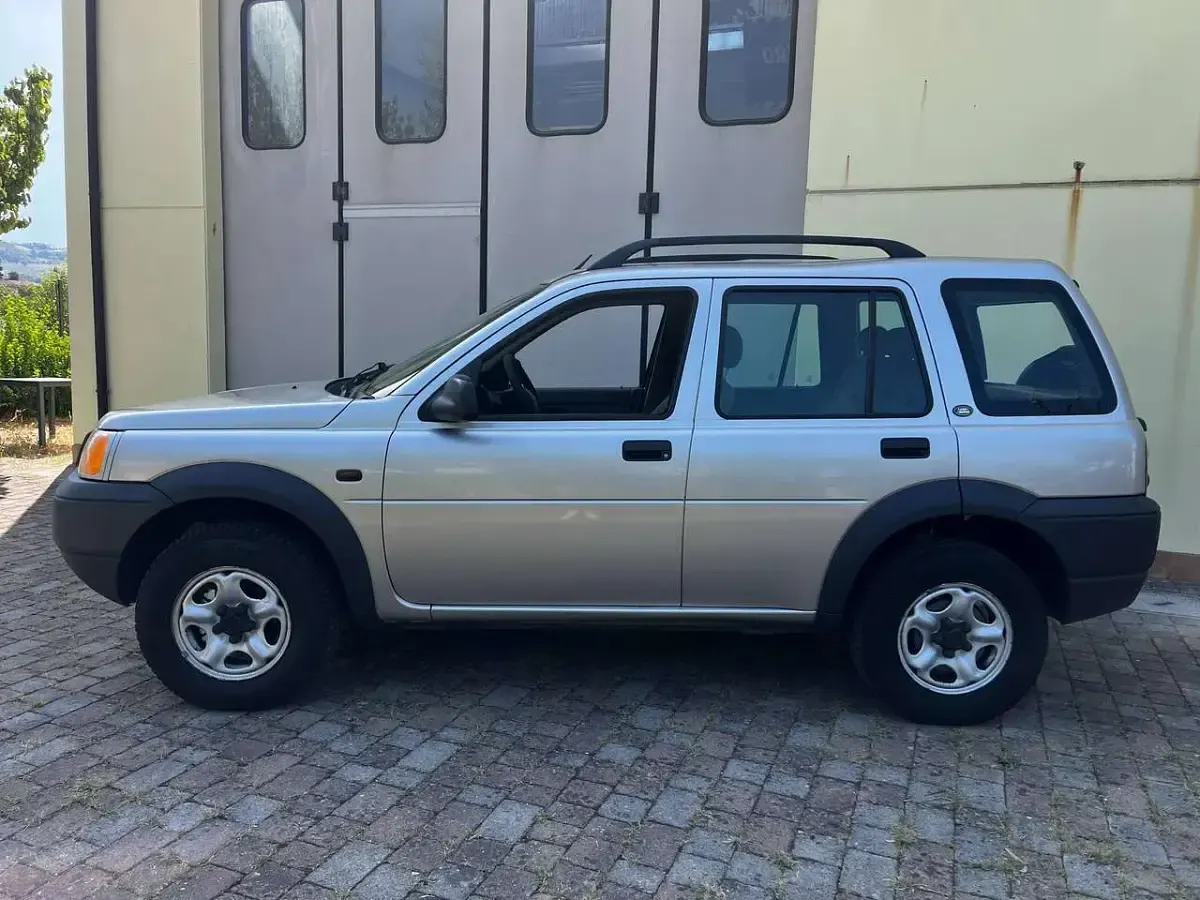 Usata Land Rover Freelander 103 CV (75 kW) 2000 Argento SUV