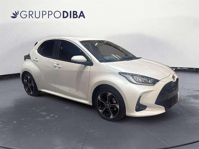 Ny Toyota Yaris Hybrid Lounge 131 HK (96 kW) 2026 Vit Halvkombi