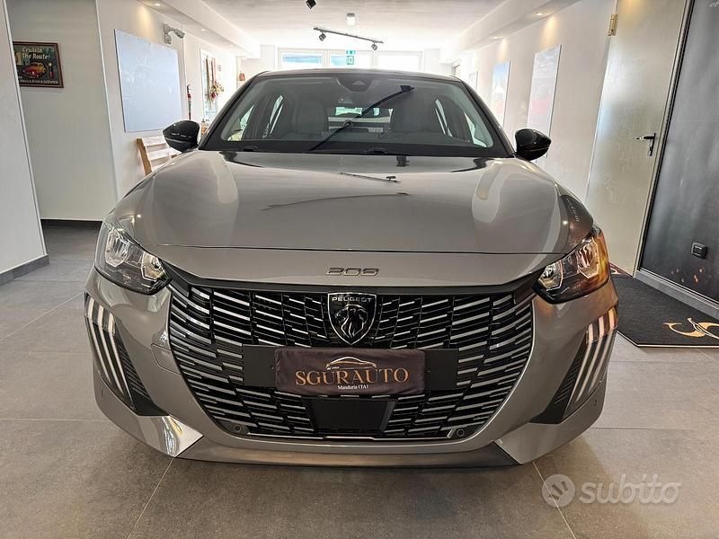 Usata Peugeot 208 Allure 101 CV (74 kW) 2025 Grigio Utilitaria