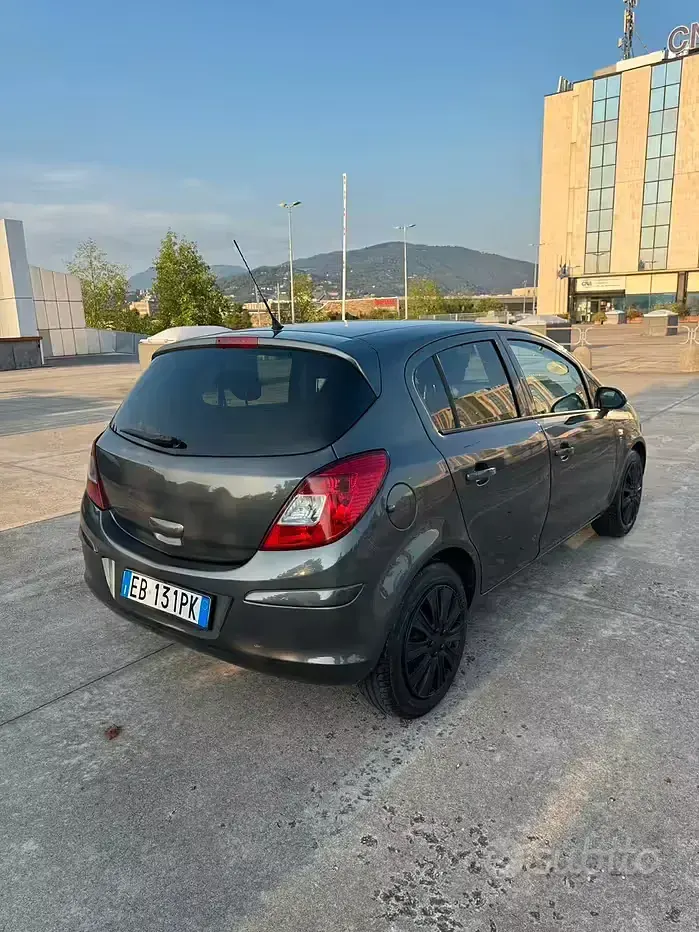 Usata Opel Corsa 85 CV (62 kW) 2010 Nero Utilitaria