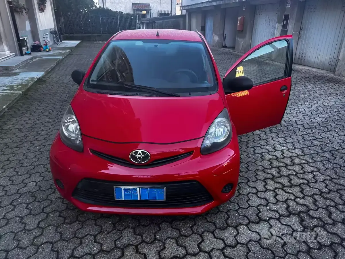 Usata Toyota Aygo 68 CV (50 kW) 2013 Rosso Utilitaria