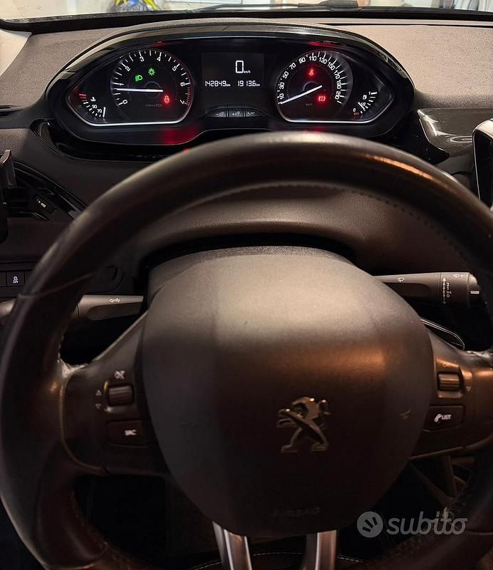 Usata Peugeot 208 Allure 82 CV (60 kW) 2016 Nero Utilitaria