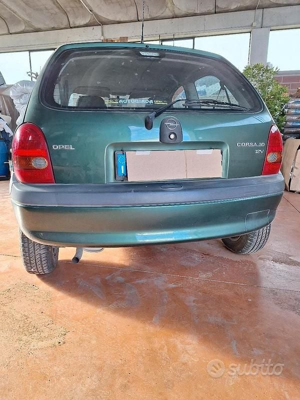 Usata Opel Corsa 45 CV (33 kW) 2001 Verde Utilitaria