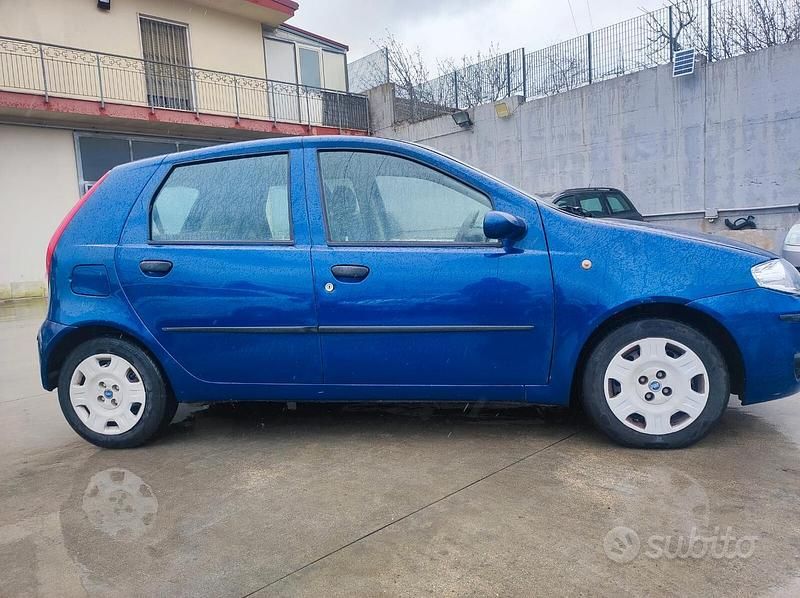 Usata Fiat Punto Dynamic 69 CV (50 kW) 2004 Blu Utilitaria