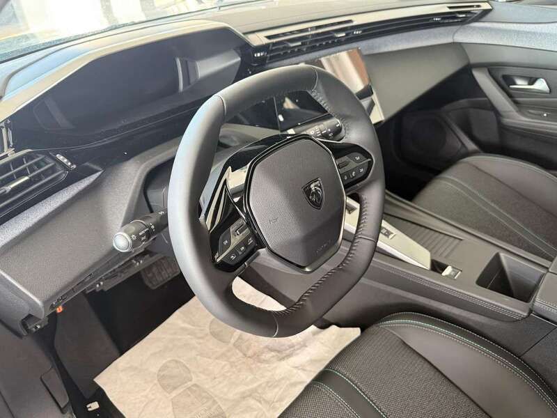 Usata Peugeot 308 Allure 136 CV (100 kW) 2024 Verde olivinemetallizato Utilitaria