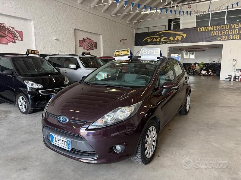 Usata Ford Fiesta Titanium 96 CV (70 kW) 2010 Rosso Utilitaria
