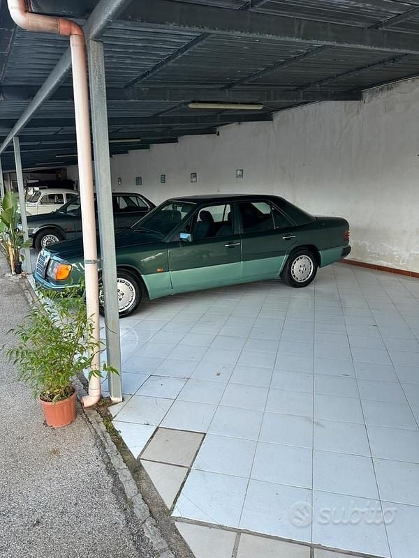 Usata Mercedes E200 122 CV (89 kW) 1991 Verde Berlina