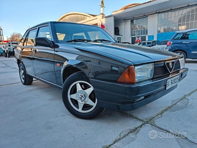 Usata Alfa Romeo 75 103 CV (75 kW) 1992 Nero Berlina