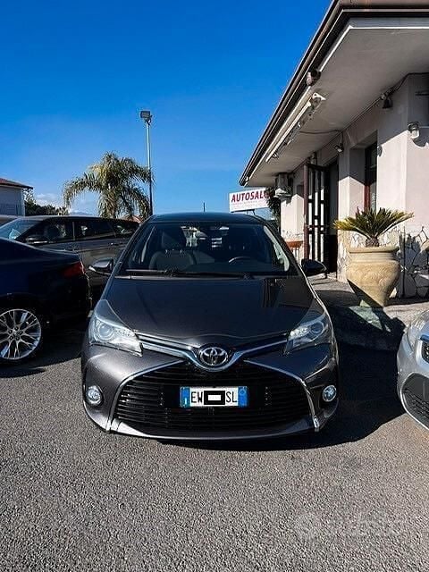Usata Toyota Yaris Lounge 90 CV (66 kW) 2015 Grigio Berlina
