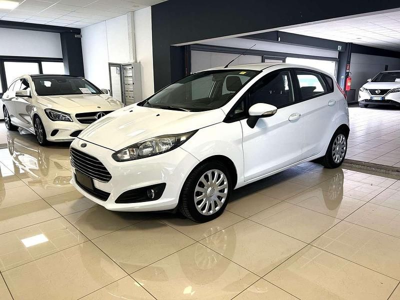 Usata Ford Fiesta 75 CV (55 kW) 2012 Bianco Berlina