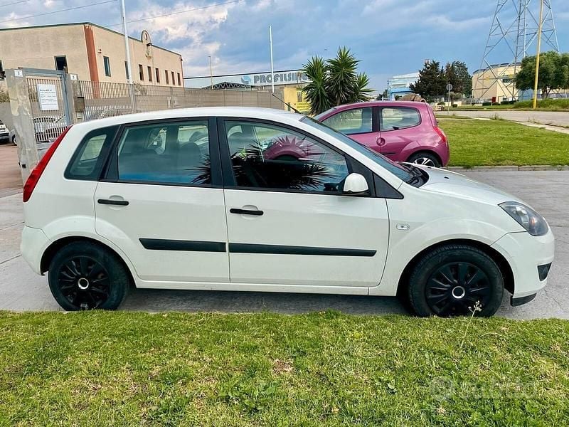 Usata Ford Fiesta Ghia 80 CV (58 kW) 2006 Bianco Utilitaria