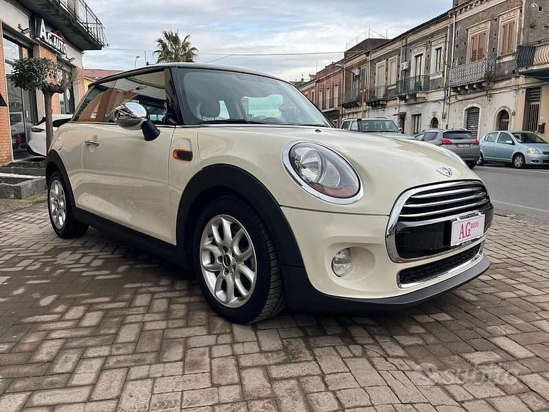 Usata Mini Cooper D 115 CV (84 kW) 2015 Beige Utilitaria