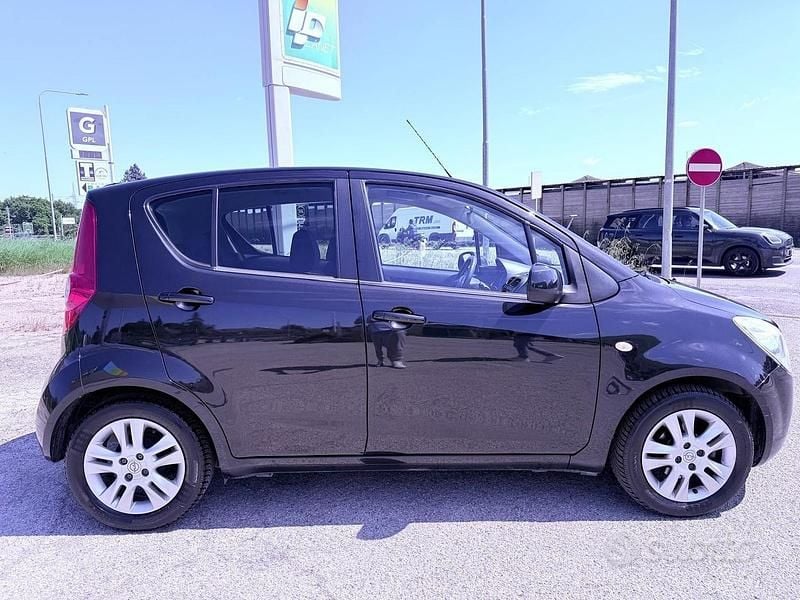 Usata Opel Agila 93 CV (68 kW) 2012 Nero Utilitaria