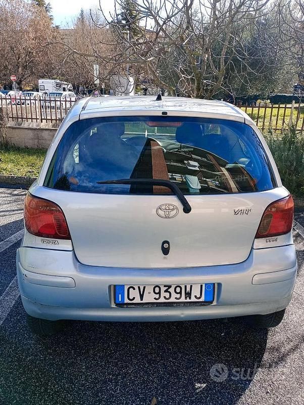 Blu Usata 2005 Toyota Yaris Tre volumi | 2250 € - Immagine 1/4