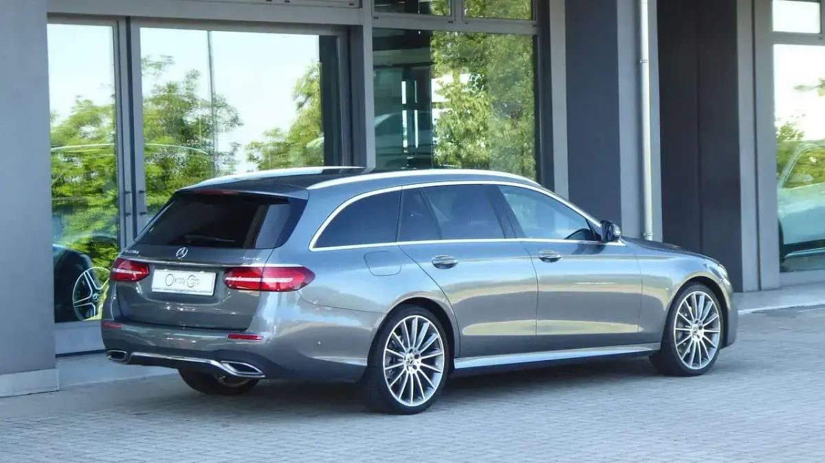 Usata Mercedes E220 Premium 194 CV (142 kW) 2020 Grigio Station wagon
