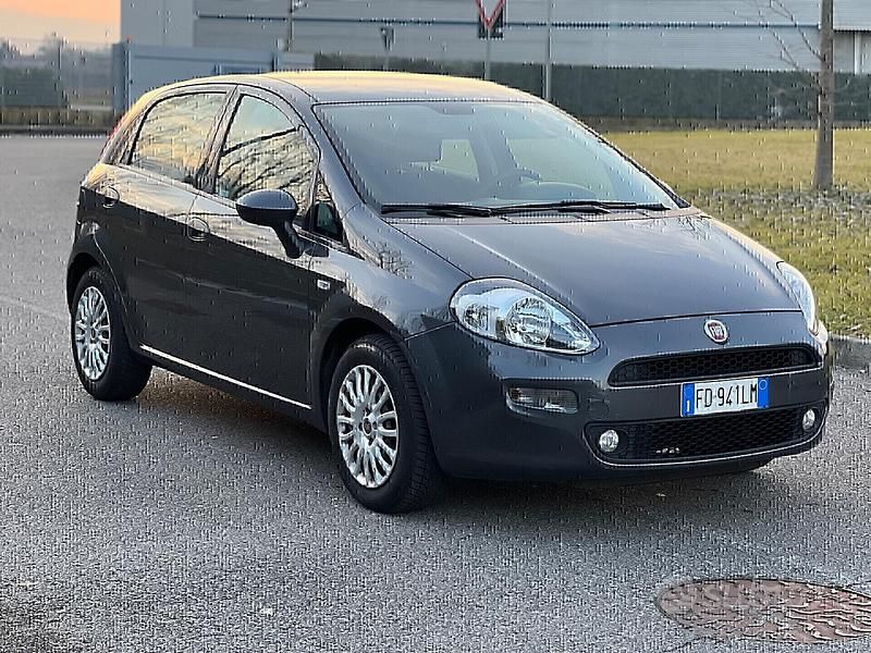Grigio Usata 2016 Fiat Punto Tre volumi | 5950 € (Buon prezzo) - Immagine 1/4