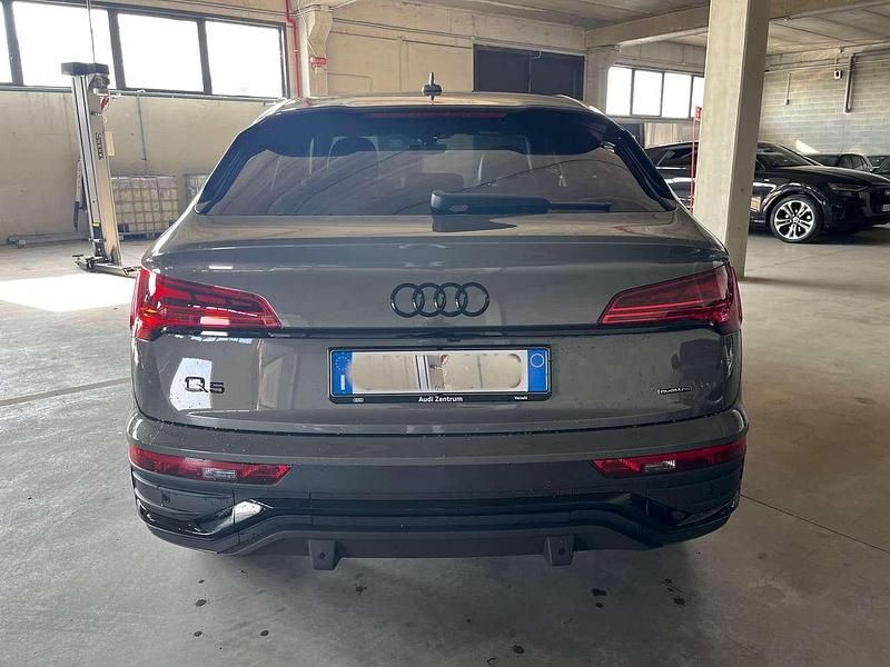 Nuova Audi Q5 Sportback Ambiente 204 CV (150 kW) 2025 Grigio chronos SUV