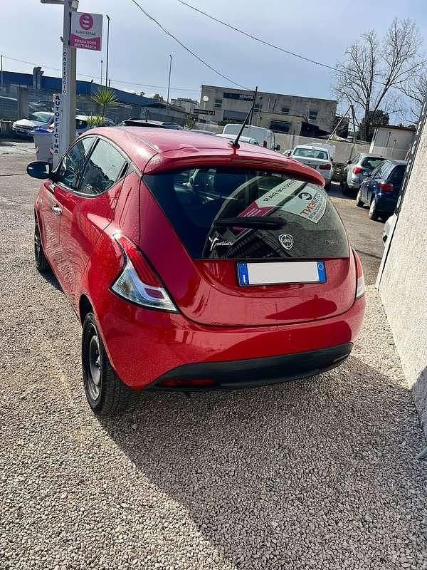 Usata Lancia Ypsilon Silver 69 CV (50 kW) 2022 Rosso Utilitaria