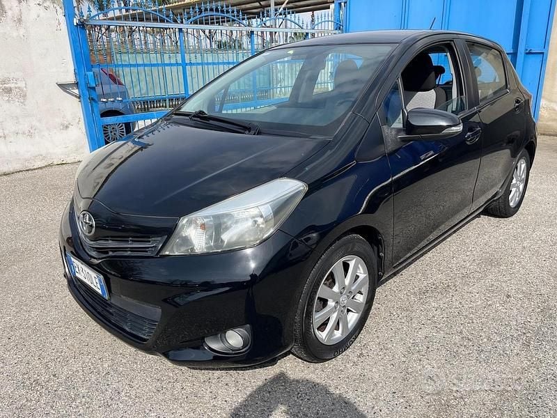 Usata Toyota Yaris 69 CV (50 kW) 2012 Nero Utilitaria