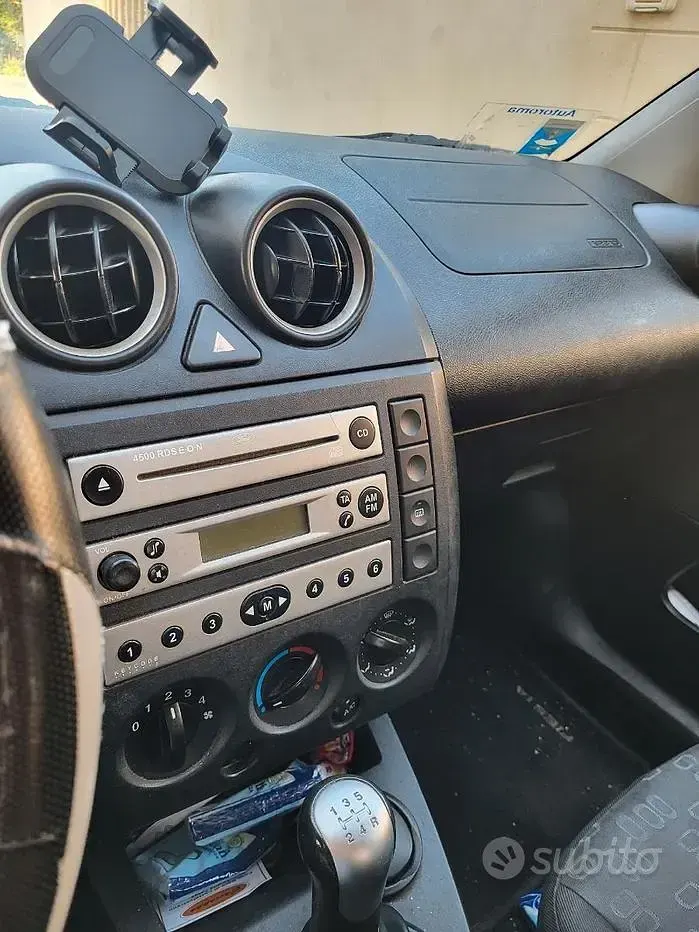 Usata Ford Fiesta 73 CV (53 kW) 2005 Grigio Utilitaria